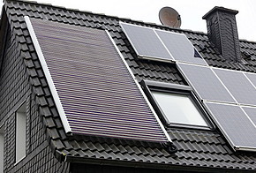 Auf dem Bild ist das Dach eines Hauses mit Solarthermie-Anlage abgebildet.
