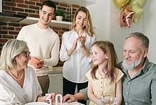 Großeltern, Eltern und Enkelin in der Küche