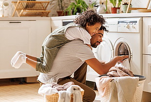 Vater und Sohn waschen gemeinsam Vater und Sohn waschen gemeinsam Wäsche